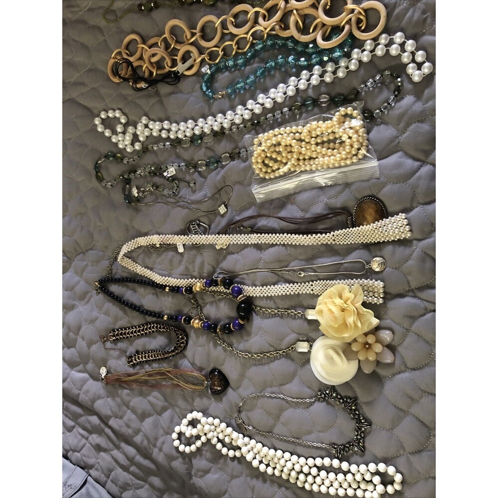 Vintage ESTATE Lot Of 1970's & 80's Necklaces  RESALE 18 Pieces